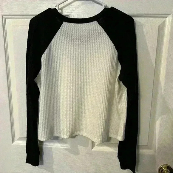 AERO by Aéropostale Long Sleeve Waffle-Knit Raglan Crew Tee - Picture 3 of 5